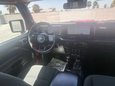 Used 2025 Jeep Wrangler Unlimited Rubicon w/ Convenience Group AWD/4WD image 28