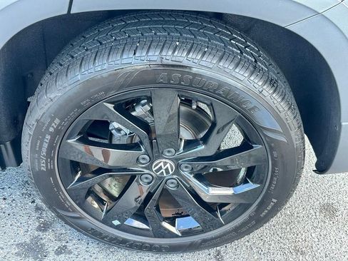 Used 2024 Volkswagen Taos SE w/ Black Wheel Package FWD image 23