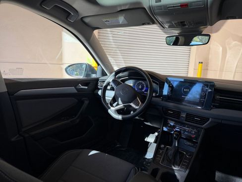 Used 2025 Volkswagen Jetta SE image 30