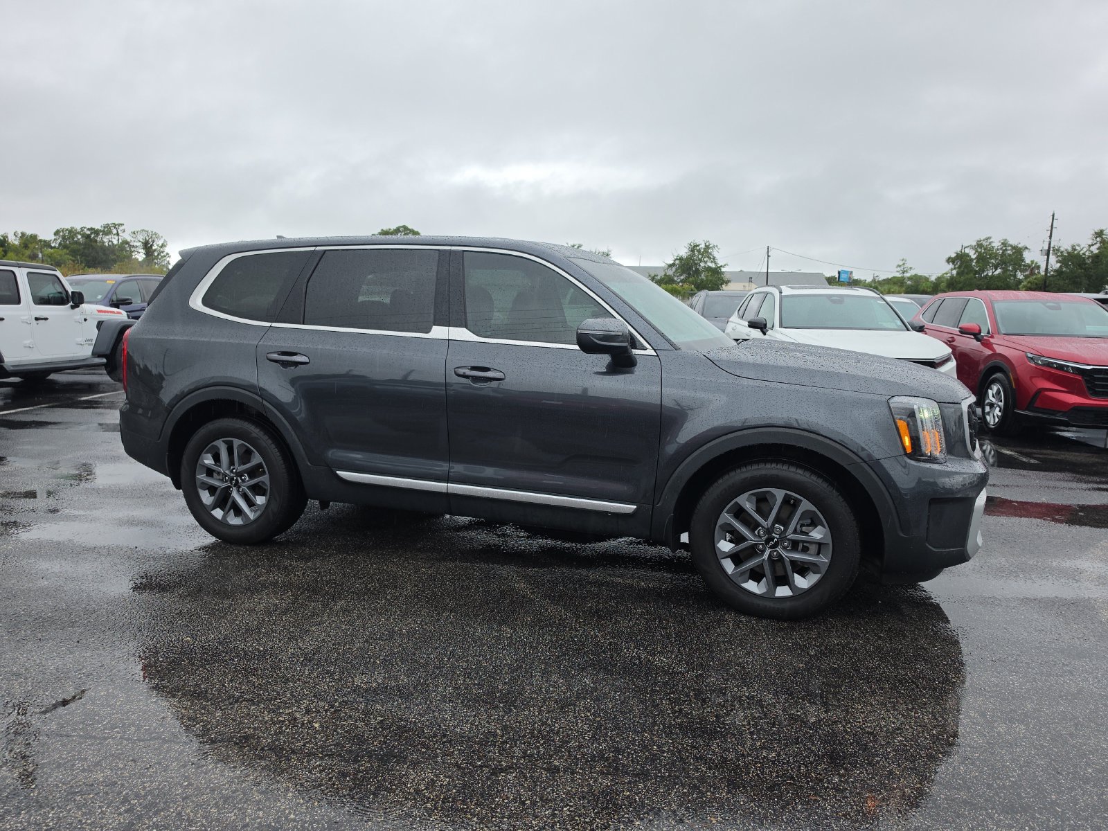 Used 2024 Kia Telluride LX FWD image 2