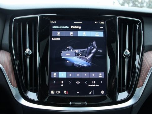 Used 2025 Volvo V60 B5 Cross Country Plus image 22