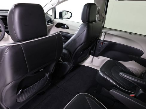 Used 2024 Chrysler Pacifica Limited FWD image 51