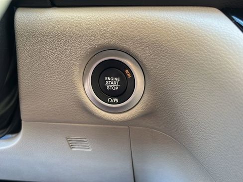 Used 2024 Chrysler Pacifica Touring-L image 26