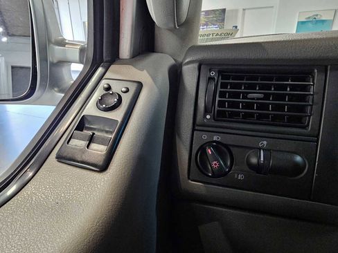 Used 2003 Volkswagen Eurovan MV image 27