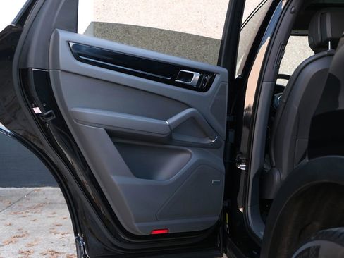 Used 2019 Porsche Cayenne image 24