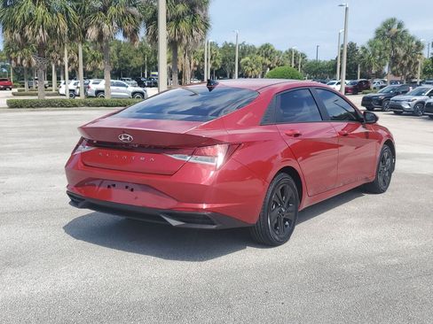 Used 2022 Hyundai Elantra SEL w/ Preferred Accessory Package FWD image 3