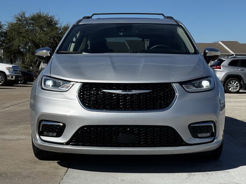 Used 2023 Chrysler Pacifica Limited image 5