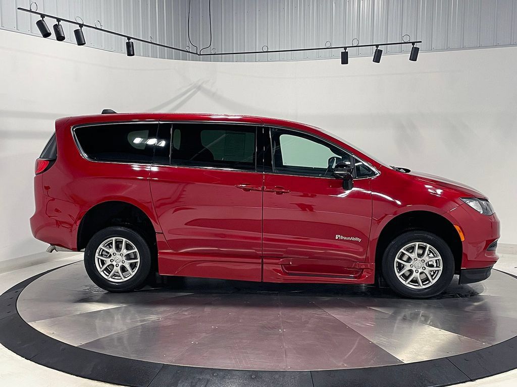 Used 2026 Chrysler Voyager LX FWD image 5