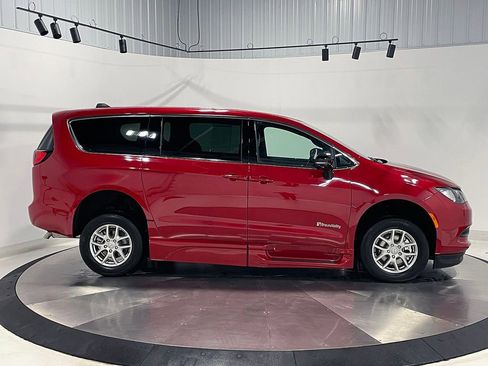 Used 2026 Chrysler Voyager LX FWD image 5