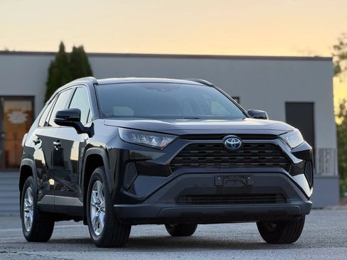 Used 2019 Toyota RAV4 LE w/ Carpet Mat Package AWD/4WD image 2