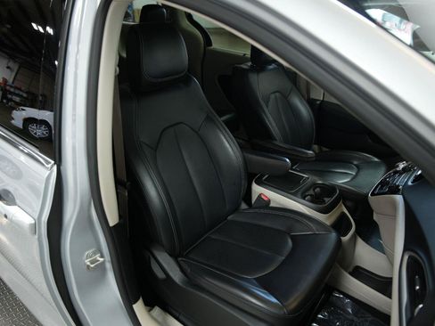 Used 2023 Chrysler Pacifica Touring-L FWD image 20