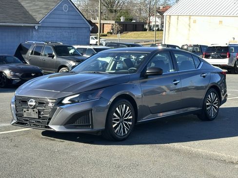 Used 2024 Nissan Altima 2.5 SV image 2