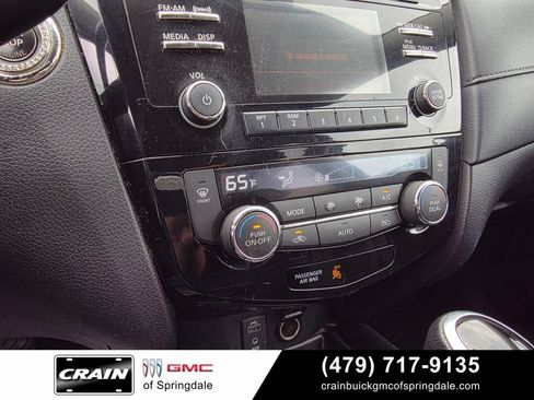 Used 2017 Nissan Rogue SV AWD/4WD image 16