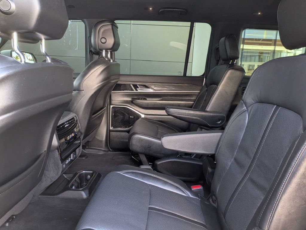 Used 2022 Jeep Wagoneer Series III w/ Premium Group I AWD/4WD image 15