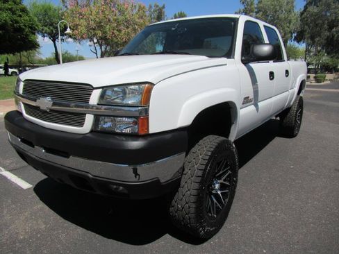 Used 2004 Chevrolet Silverado 2500 LS w/ Heavy-Duty Power Package AWD/4WD image 2