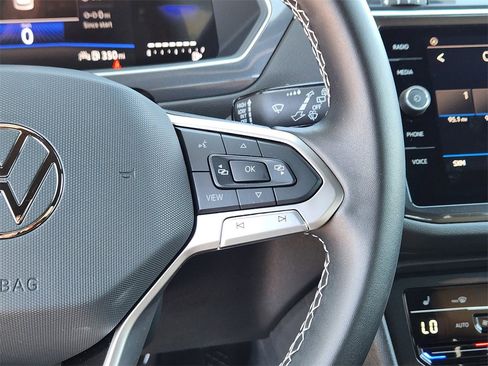 Used 2024 Volkswagen Tiguan SE image 9