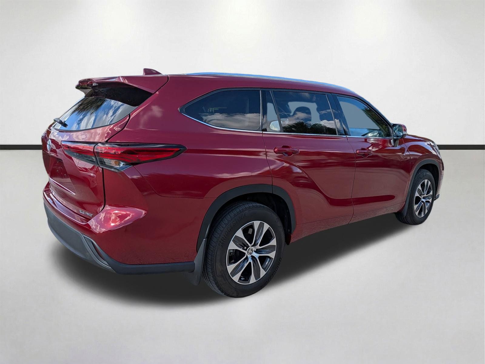 Used 2020 Toyota Highlander XLE AWD/4WD image 4