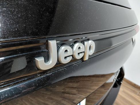 Used 2025 Jeep Grand Cherokee Laredo X w/ Luxury Tech Group I AWD/4WD image 23