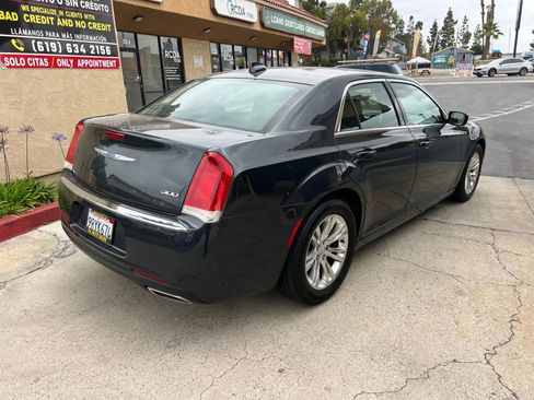 Used 2018 Chrysler 300 Touring w/ Driver Convenience Group image 6