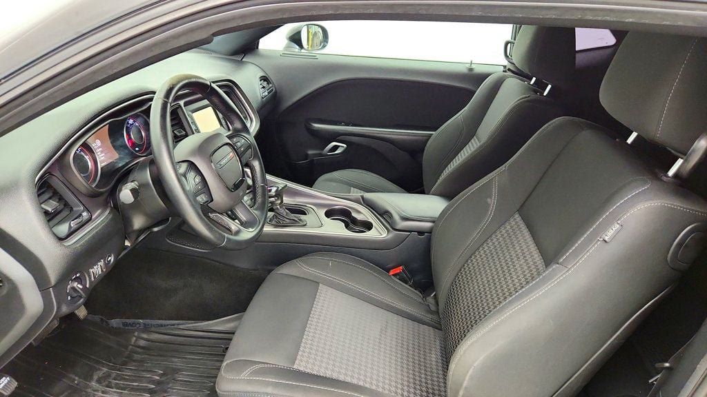 Used 2015 Dodge Challenger SXT RWD image 17