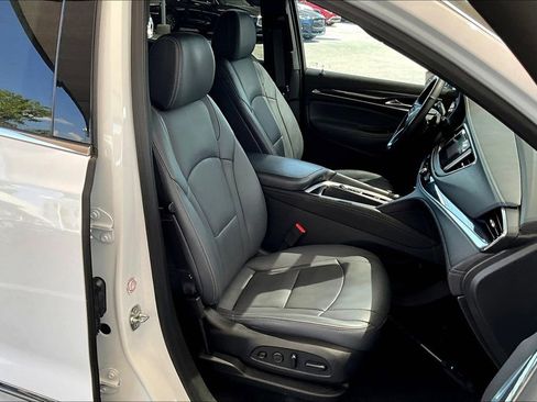 Used 2024 Buick Enclave Premium image 10