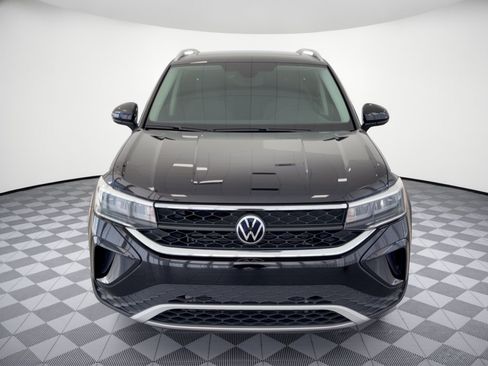 Used 2023 Volkswagen Taos SE w/ Panoramic Sunroof Package FWD image 6