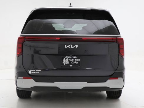 Used 2025 Kia Carnival FWD image 7