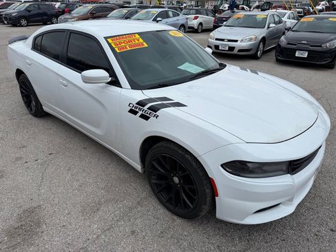 Used 2019 Dodge Charger SXT image 1