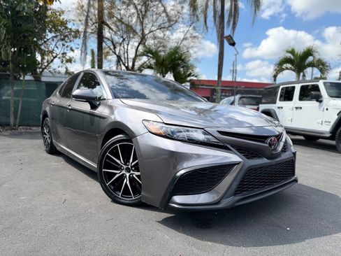 Used 2021 Toyota Camry SE w/ Convenience Package image 3