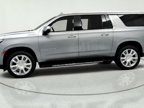 Used 2023 Chevrolet Suburban High Country AWD/4WD image 2
