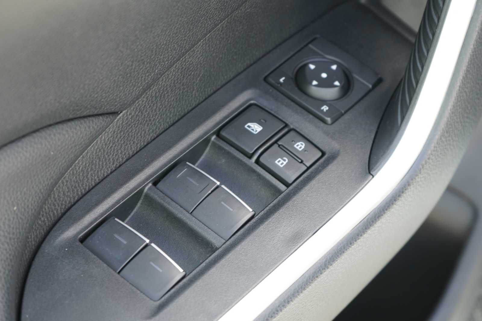 Used 2025 Toyota RAV4 XLE FWD image 15