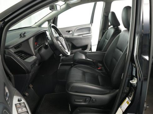 Used 2020 Toyota Sienna SE FWD image 35