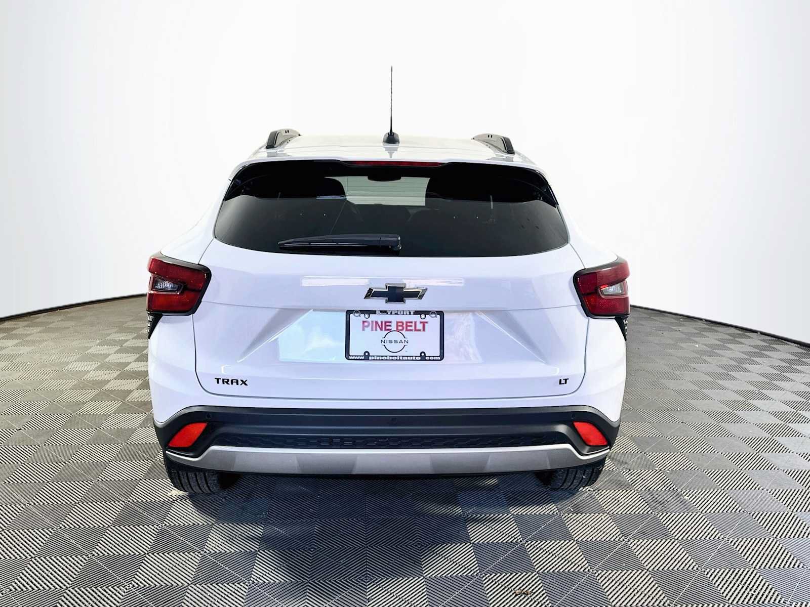 Used 2025 Chevrolet Trax LT w/ Sunroof Package FWD image 5