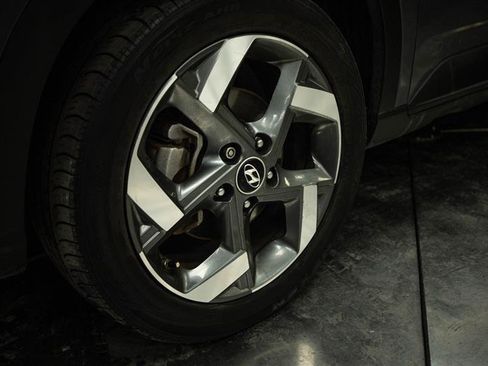 Used 2024 Hyundai Venue SEL FWD image 3