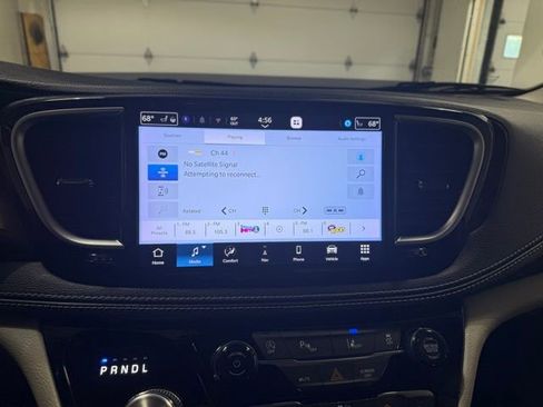 Used 2021 Chrysler Pacifica Limited AWD/4WD image 12