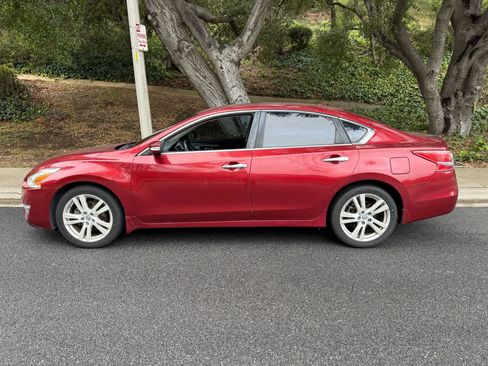 Used 2013 Nissan Altima 3.5 SV image 2