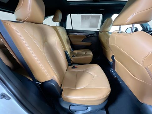 Used 2021 Toyota Highlander Platinum image 29