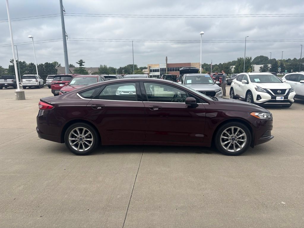 Used 2017 Ford Fusion SE w/ Fusion SE Technology Package FWD image 4
