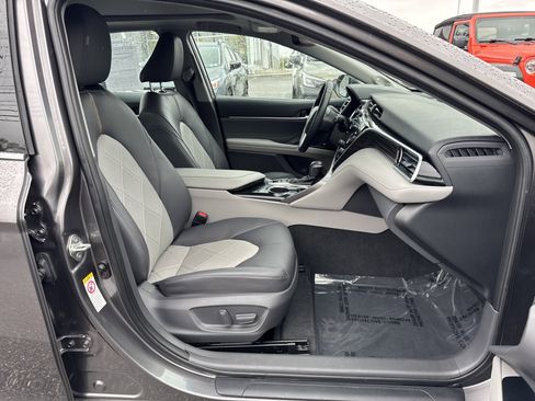 Used 2018 Toyota Camry XLE FWD image 18