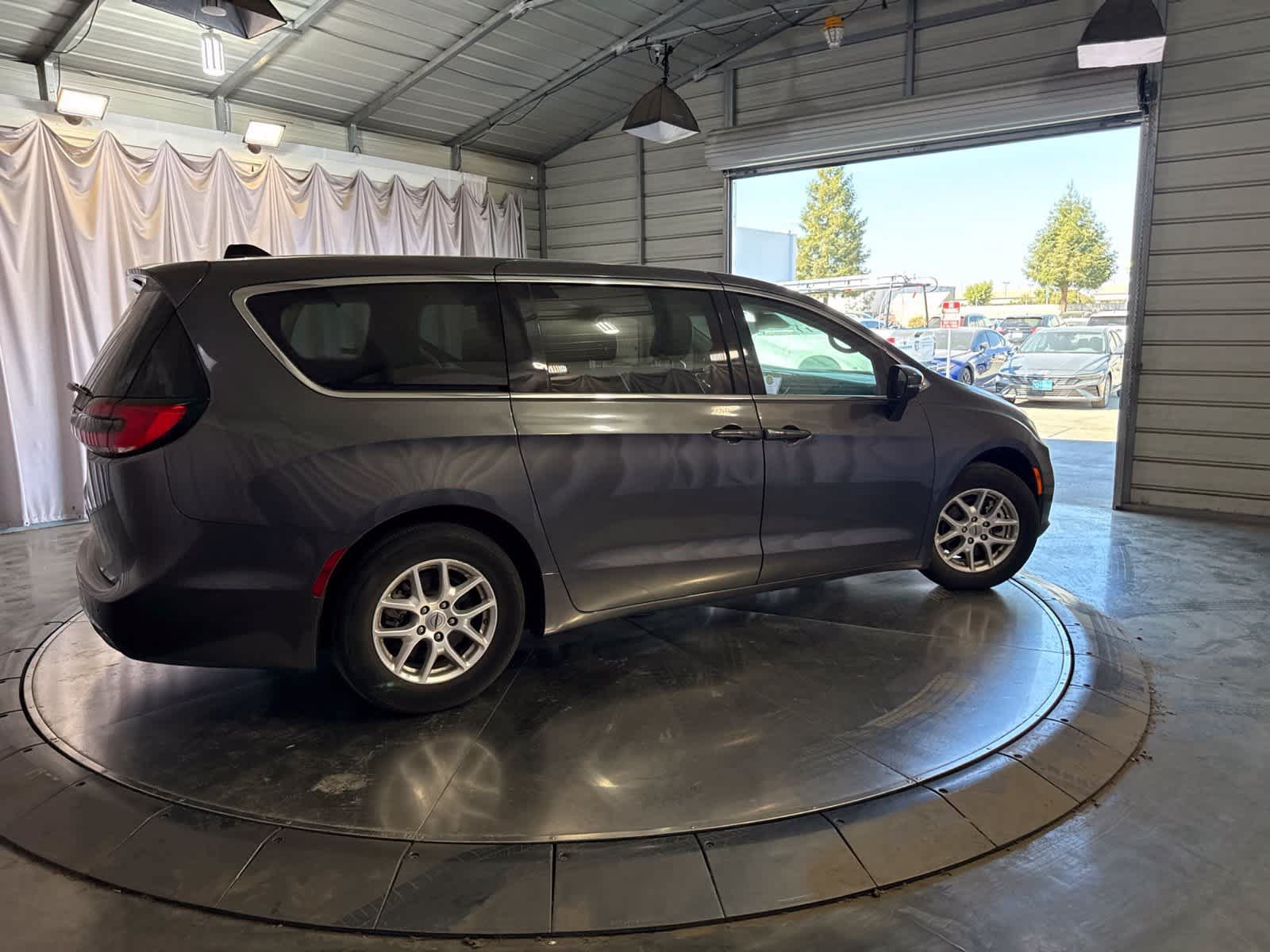 Used 2023 Chrysler Pacifica Touring-L FWD image 4