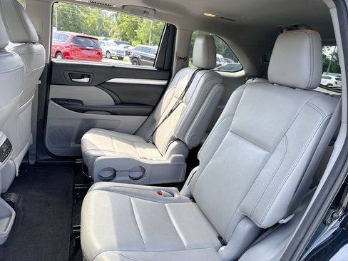 Used 2017 Toyota Highlander XLE AWD/4WD image 24