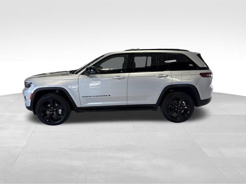 Used 2025 Jeep Grand Cherokee Limited w/ Luxury Tech Group II RWD image 2