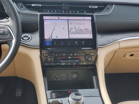 Used 2024 Jeep Grand Cherokee Limited w/ Luxury Tech Group II image 33