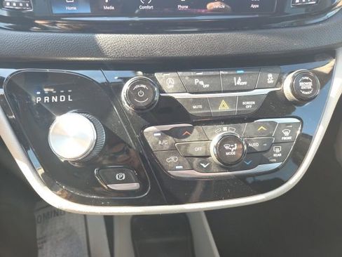 Used 2022 Chrysler Pacifica Touring-L FWD image 11