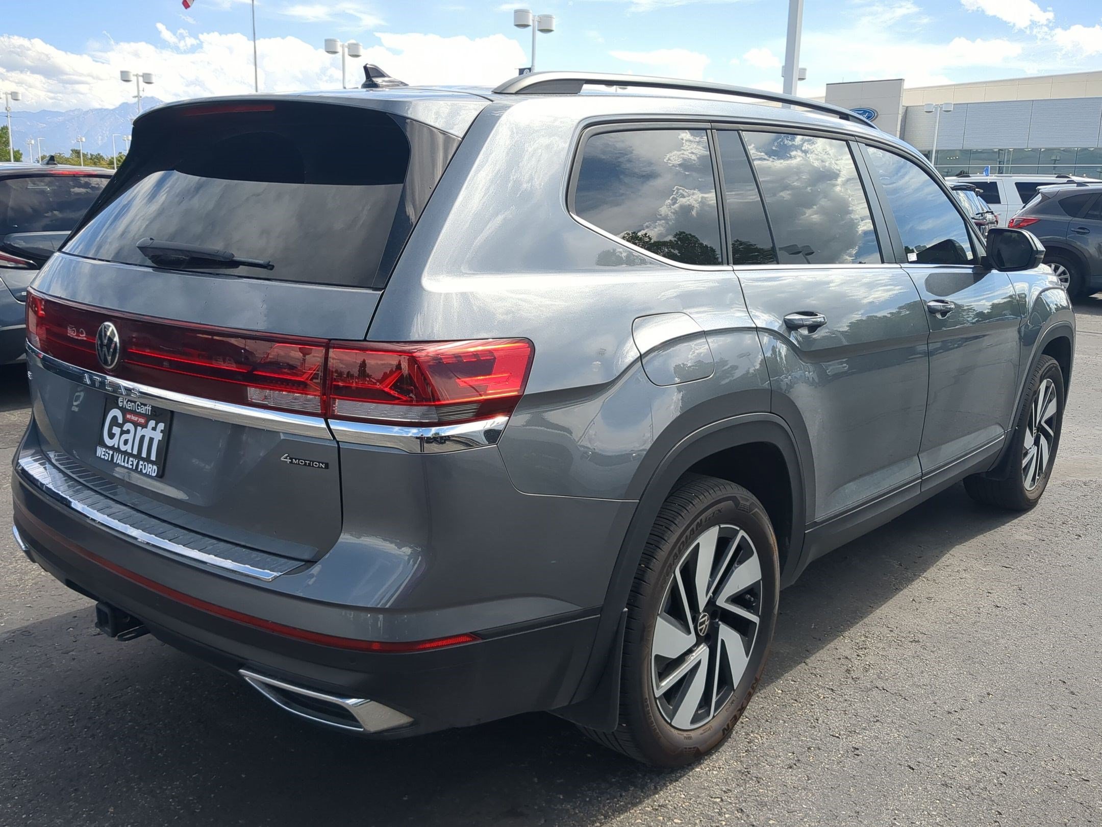 Used 2025 Volkswagen Atlas SE AWD/4WD image 3