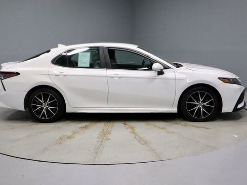 Used 2024 Toyota Camry SE image 11