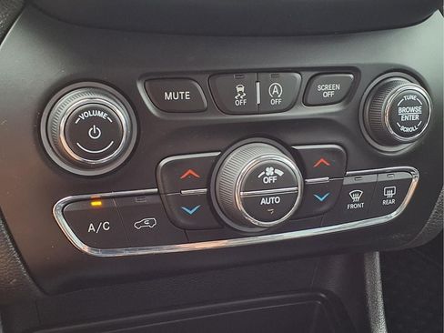 Used 2021 Jeep Cherokee Trailhawk AWD/4WD image 16