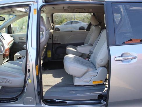 Used 2013 Toyota Sienna XLE w/ Entertainment Pkg FWD image 25