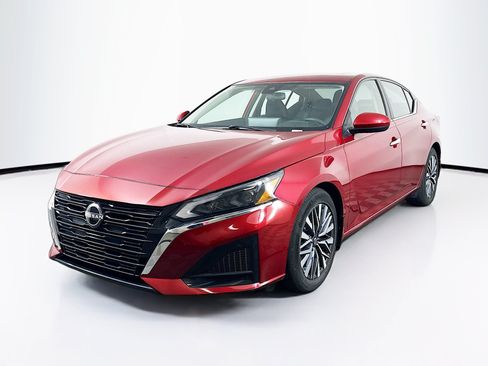 Used 2023 Nissan Altima 2.5 SV w/ SV Premium Package FWD image 3