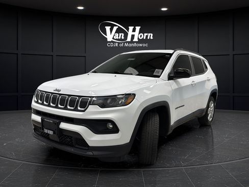 Used 2022 Jeep Compass Latitude AWD/4WD image 3
